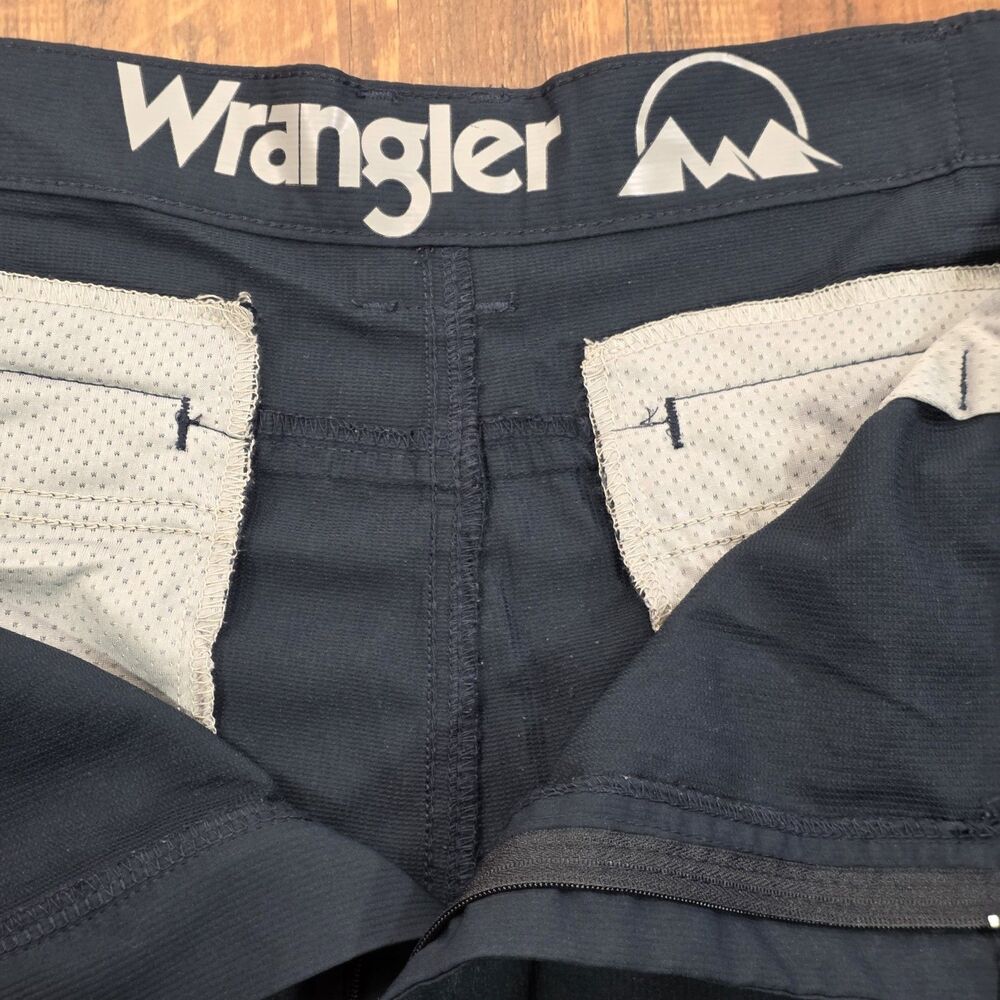 Wrangler Men Size 40 Outdoor Hiking Cargo Shorts Performance Stretch Navy Trail - Picture 3 of 14